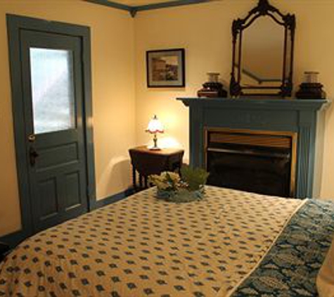 Hidden Springs Bed & Breakfast - Eureka Springs, AR