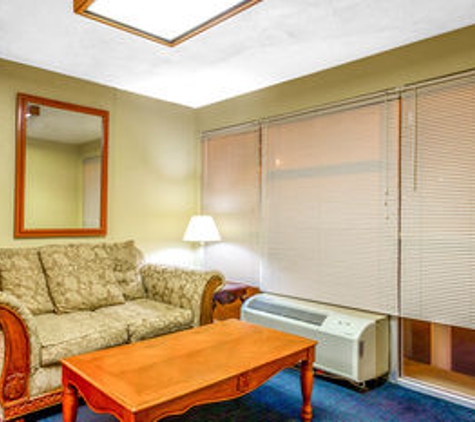 Travelodge by Wyndham Virginia Beach Bay Beach - Virginia Beach, VA