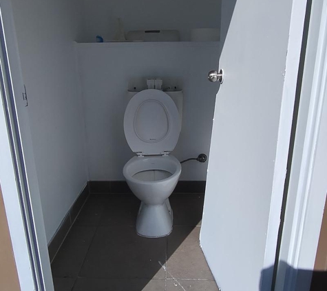 Avondale Private Hotel - Red Hill, QLD. Broken toilet with door that doesn't shut