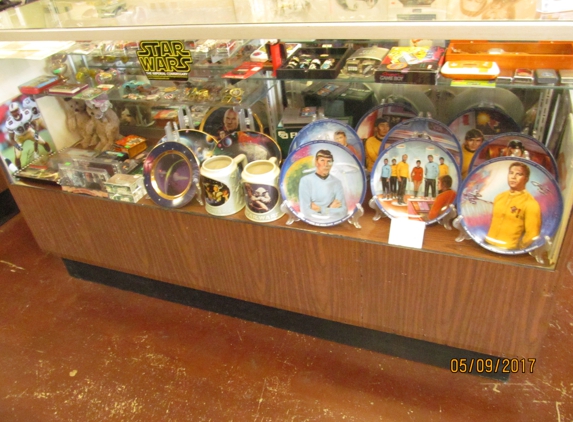 Pot of Gold Collectibles and More - Pleasant Hill, CA. Vintage Items Star Trek Plates