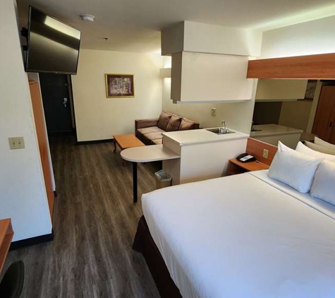 Super 8 by Wyndham Sacramento Airport - Sacramento, CA