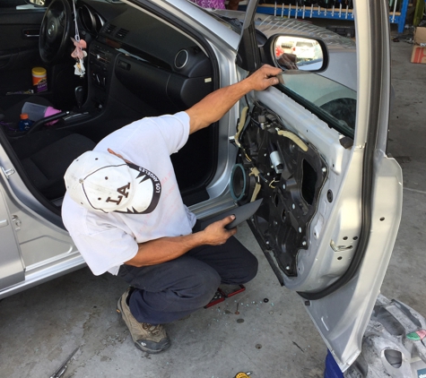 Los Amigos Mobile Auto Glass - Fresno, CA. Installing car door window.