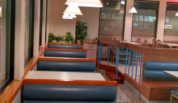 Arby's - Hickory Hills, IL. Lots of booths.