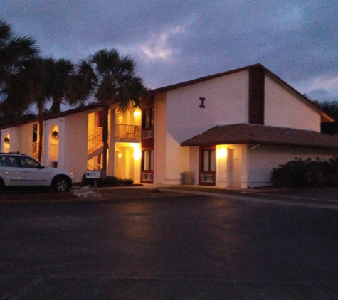 Central Motel - Inverness, FL. They keep the grounds so nice here.