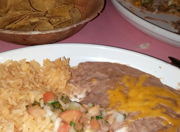 Mazatlan Restaurant - Tacoma, WA. No flavor .these people need to learn to use spices.everything was bland.the mole tasted like waterd  down ketchup.