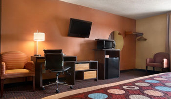 Super 8 by Wyndham Peoria - Peoria, IL