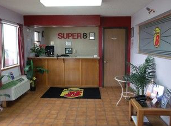 Super 8 - Butler, MO