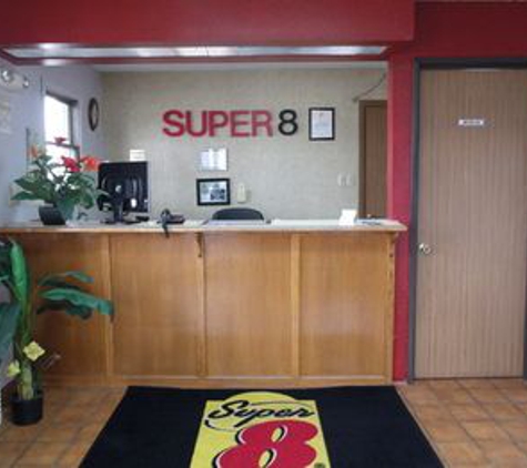 Super 8 - Butler, MO