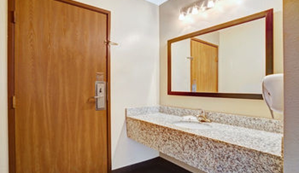 Super 8 by Wyndham Louisville Airport - Louisville, KY