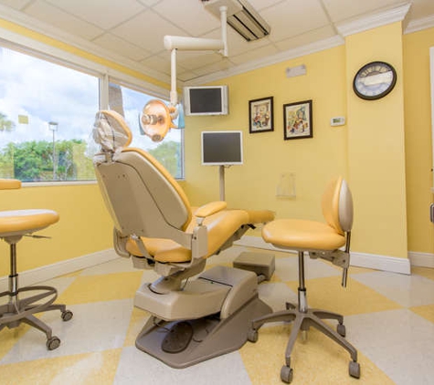Abril Dental - Miami, FL