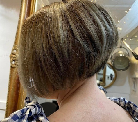 Juniper Styling - Chapel Hill, QLD. layered bob
