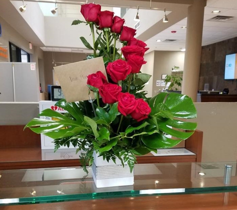 Angie's Floral Designs Company - El Paso, TX. Muchas gracias por hacer mi ultimo aniversario el mejor de todos. Ordene en linea por sitio web y quede sorprendido de lo que me enviaron. G