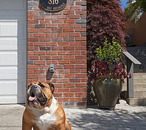 Sleeping Bulldog Bed and Breakfast - Seattle, WA