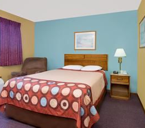 Super 8 by Wyndham Dyersville - Dyersville, IA