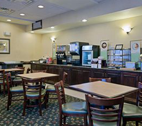 Country Inns & Suites - Newport News, VA
