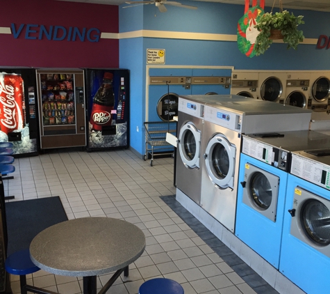 Fenton Plaza Family Laundry - Fenton, MO. Giant Wascomat washers