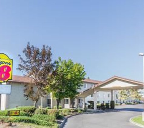 Super 8 by Wyndham Bend - Bend, OR