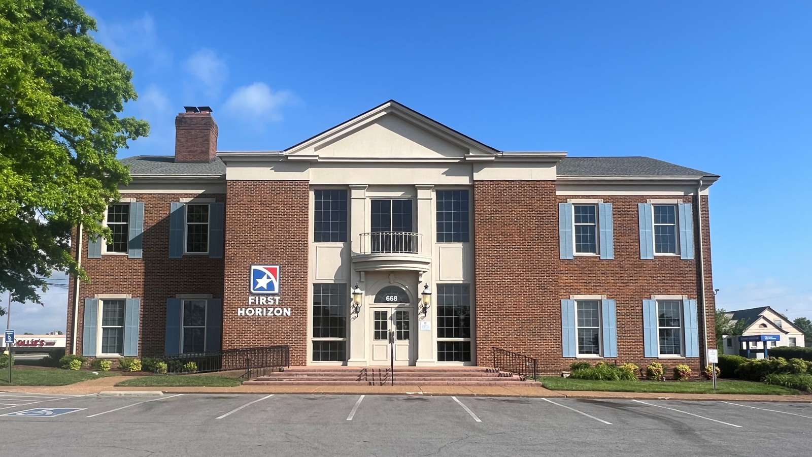 First Horizon Bank - Gallatin, TN - Nashville Pike - Gallatin, TN 37066