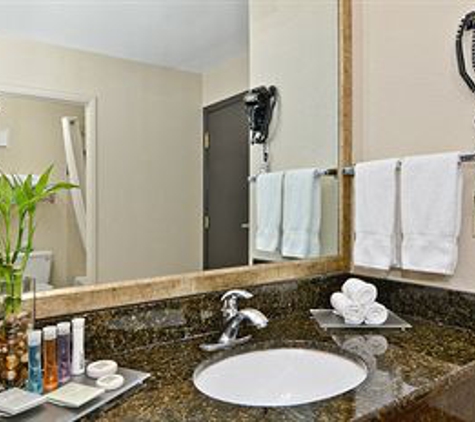 Clackamas Inn & Suites - Clackamas, OR