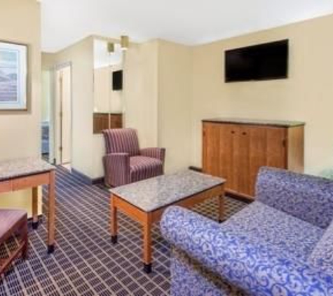 Days Inn & Suites by Wyndham Kalamazoo - Portage, MI