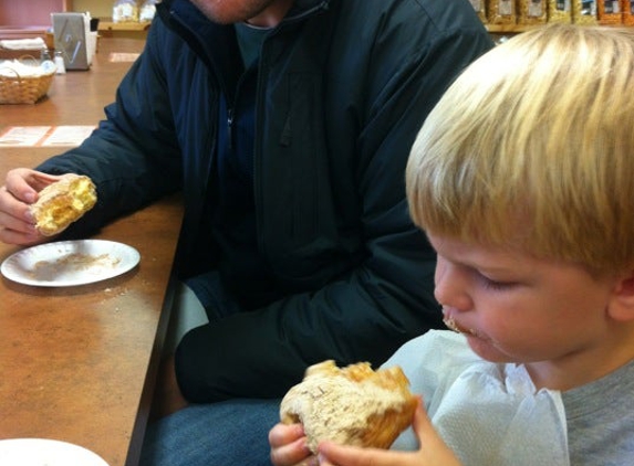 Rise 'N Roll Bakery and Deli - Nappanee, IN