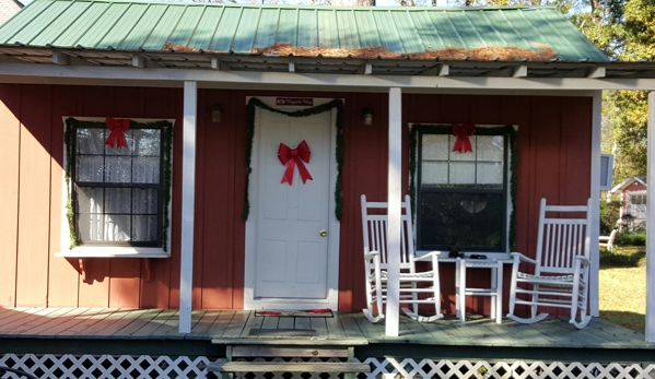 Three Sisters Cottages Bed and Breakfast - Jefferson, TX. Warmly decorated for the holidays!
