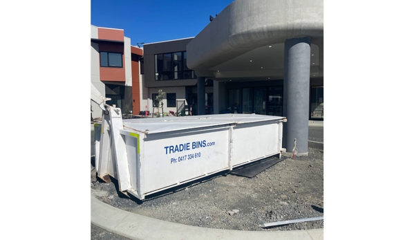 Tradie Bins - Geilston Bay, TAS. Commercial use of lidded skip bin – waste can’t escape!