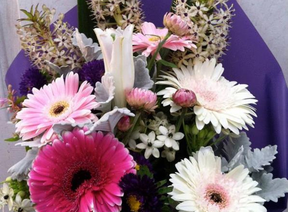 A & M Flowers - Tallong, NSW. Flowers that makes me happy