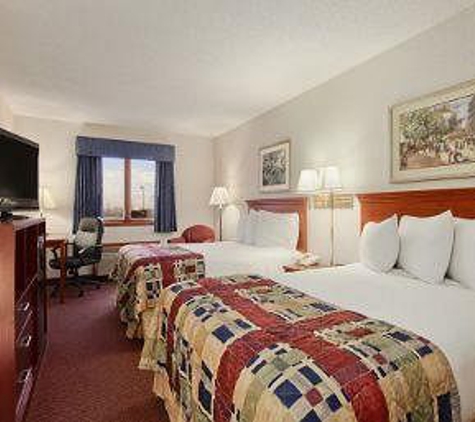 Baymont Inn & Suites - Pella, IA