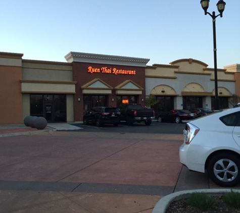 Ruen Thai Restaurant - Roseville, CA