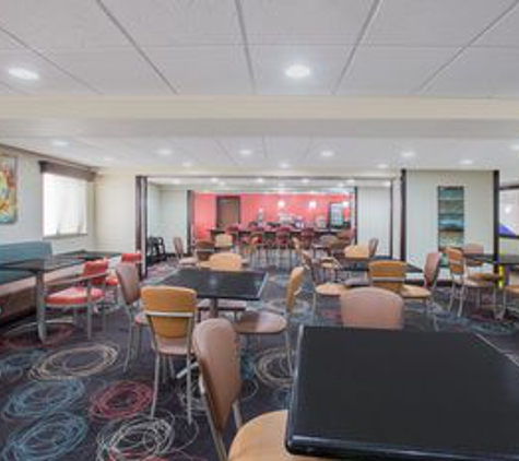 Ramada by Wyndham Tulsa - Tulsa, OK