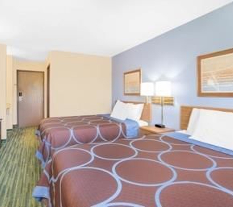 Super 8 by Wyndham Waterloo - Waterloo, IA