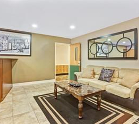 Super 8 by Wyndham Louisville Airport - Louisville, KY