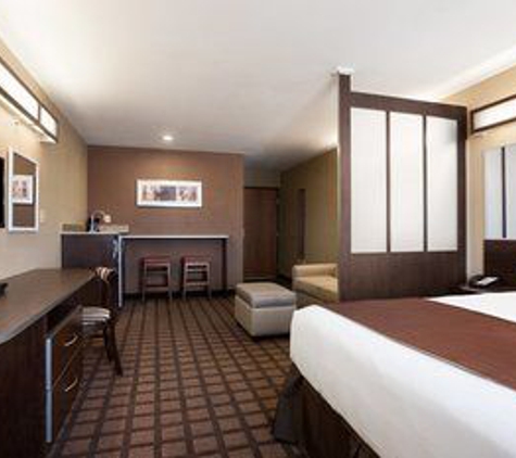 Microtel Inn & Suites by Wyndham Pleasanton - Pleasanton, TX