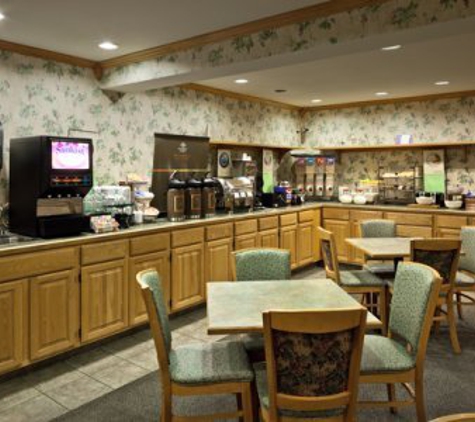 Country Inns & Suites - Port Washington, WI