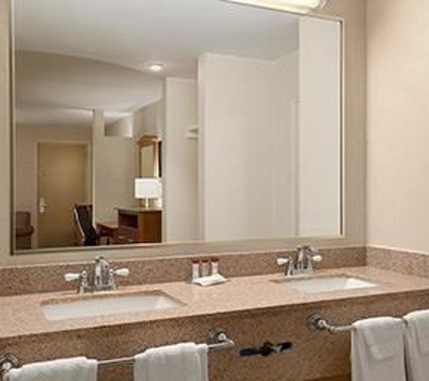 Ramada by Wyndham Rockville Centre - Rockville Centre, NY