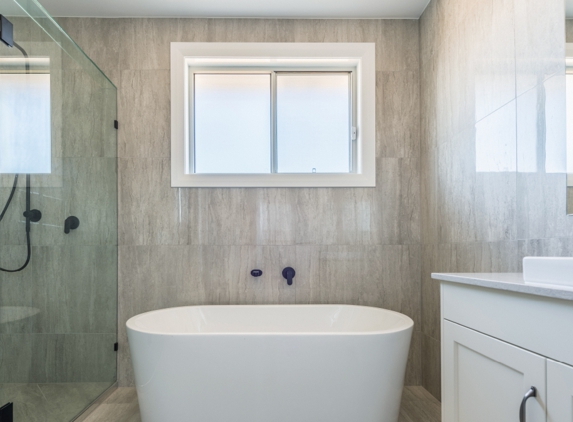 Bradnam's Windows & Doors - Bungalow, QLD. Frameless Shower Screen With black hinges