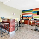 Super 8 by Wyndham San Antonio/Alamodome Area - Hotels