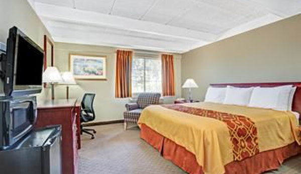 Travelodge by Wyndham Iowa City - Iowa City, IA