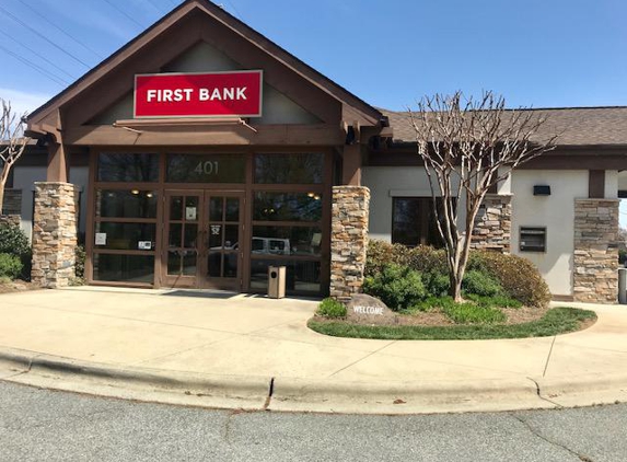 First Bank - Winston-Salem Knollwood, NC - Winston Salem, NC