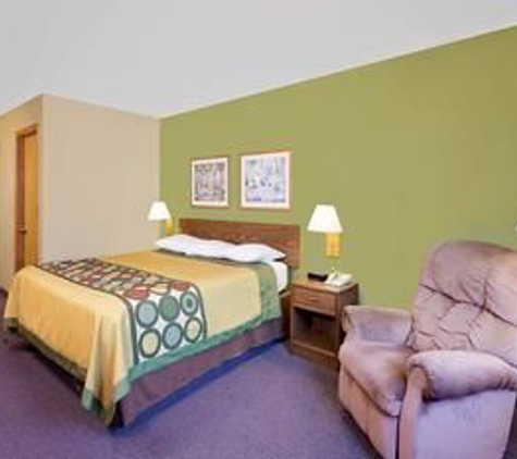 Super 8 by Wyndham Dyersville - Dyersville, IA