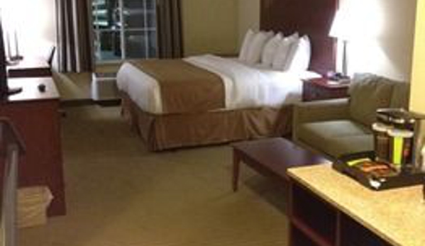 Cobblestone Hotel & Suites - Knoxville - Knoxville, IA