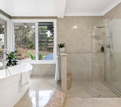 Bradnam's Windows & Doors - Bungalow, QLD. Frameless Fixed Shower Screen