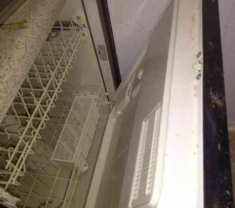 Ashford Santa Cruz Apartments - Houston, TX. Filthy dishwasher I been begging them to come get since October
