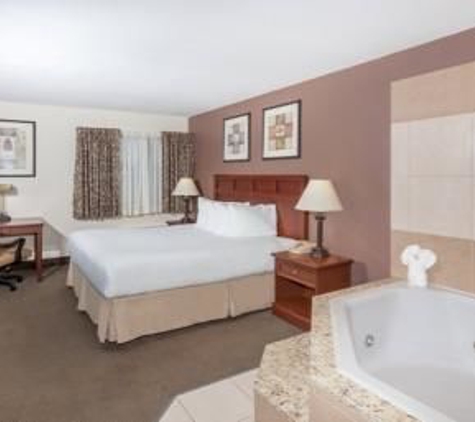 Baymont Inn & Suites - Tuscola, IL