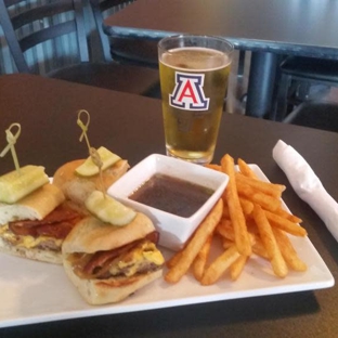 Putney's Pitstop Sports Bar and Grill - Tucson, AZ