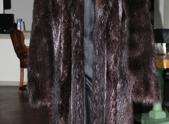 New Dimensions Fur & Leather - Orlando, FL. Beaver full pelt excellent condition long fur coat. purchased in Michigan