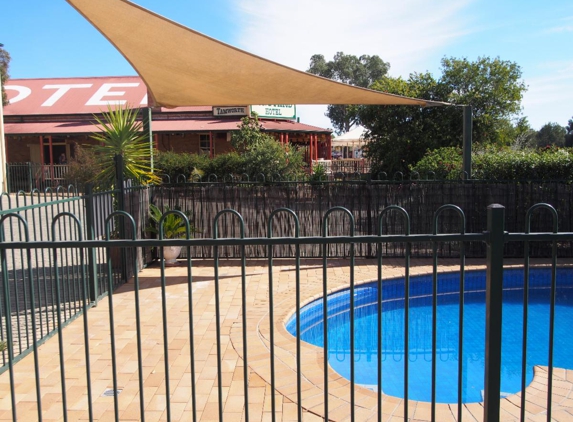 Golden Guitar Motor Inn - Tamworth, NSW. Relax by the pool or enjoy a swim