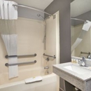 Days Inn & Suites by Wyndham Kinder - Motels