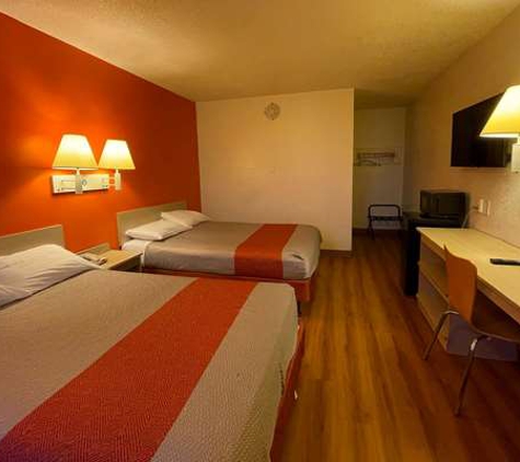 Travelodge by Wyndham Madison Heights MI - Madison Heights, MI